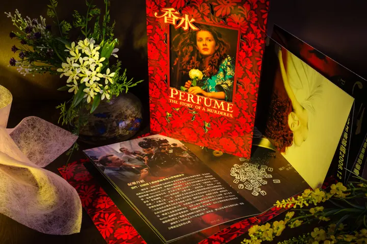 紅色花紋電影宣傳冊與內頁