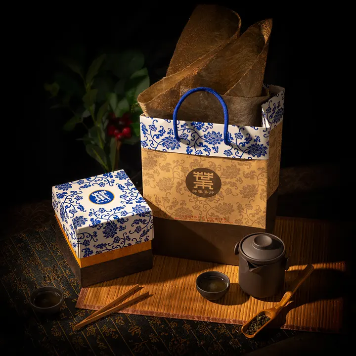 青花瓷紋茶葉禮盒、紙提袋與茶具