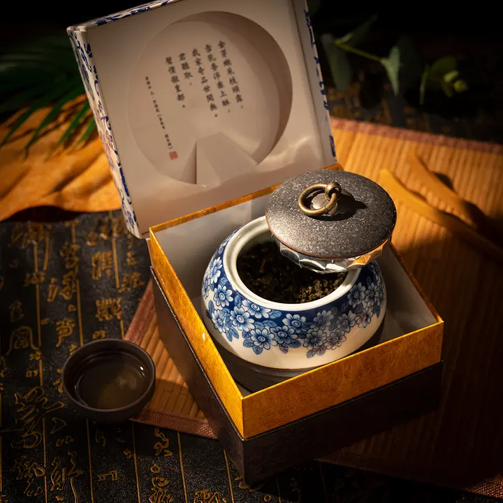 打開的茶葉禮盒，內有青花瓷茶罐